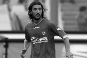 A pályán összesett és elhunyt Piermario Morosini