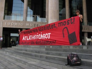 Lumú – Elhagyták a Lumút a múzeumfoglalók, majd jelképesen lezárták az Emmi bejáratát