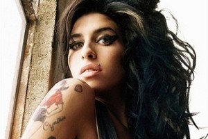 Elárverezik Amy Winehouse vérrel festett önarcképét