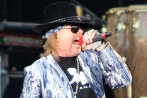 Axl Rose kitiltotta a Slash-pólósokat a Guns koncertről