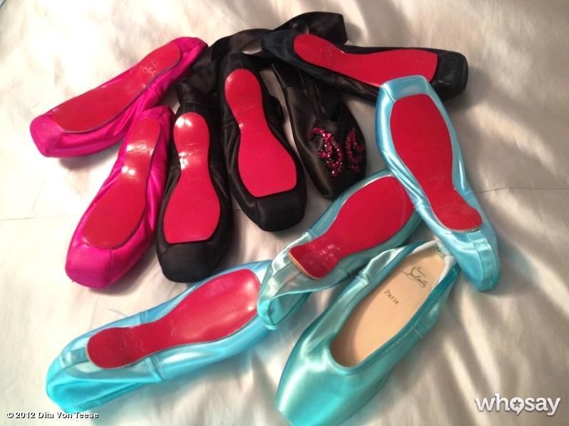 Dita Von Teese egyedi Louboutin-nal sokkolt 