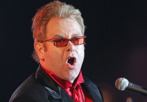 Elton John-t hazaengedték a kórházból