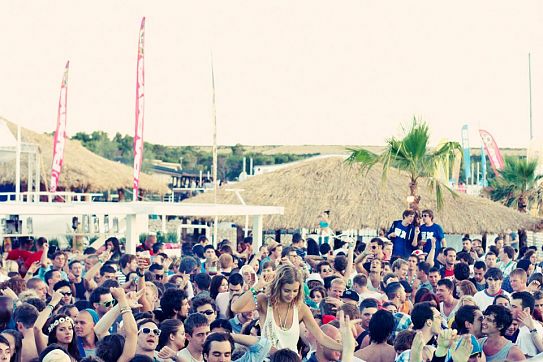 Nappali szettek és medencés partizás a Hideout Festivalon