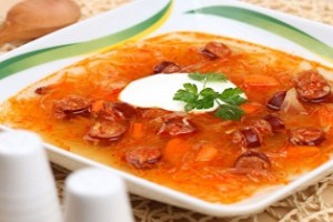 Káposztaleves -kolbásszal és pirított szalonnával