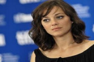 Marion Cotillard szült, mehet a Sötét lovag forgatásra