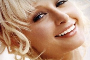 Sokk a zeneiparnak: megjelent Paris Hilton új dala